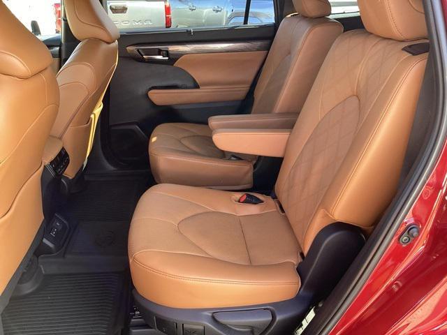 used 2025 Toyota Highlander car, priced at $47,990