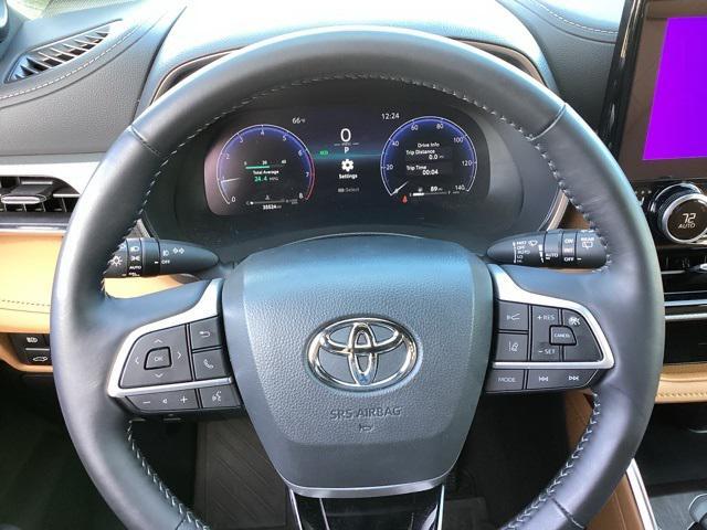 used 2025 Toyota Highlander car, priced at $47,990