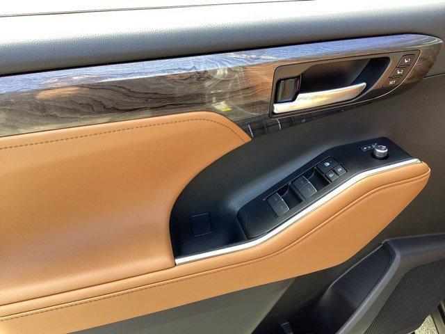 new 2025 Toyota Highlander car, priced at $54,332