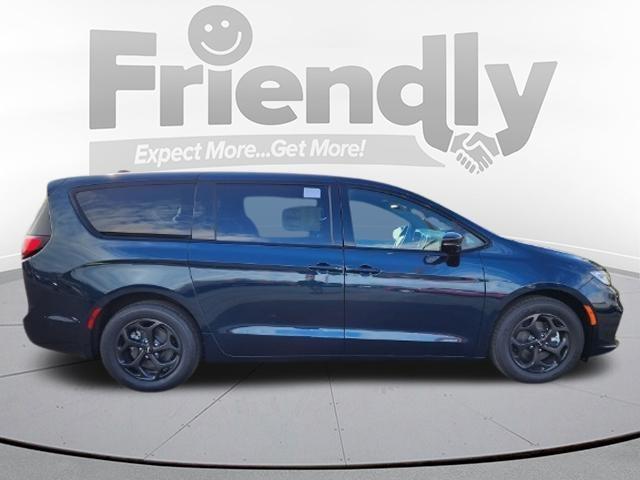 new 2024 Chrysler Pacifica Hybrid car, priced at $49,941