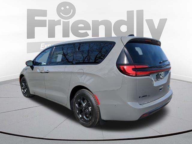 new 2023 Chrysler Pacifica car, priced at $43,636