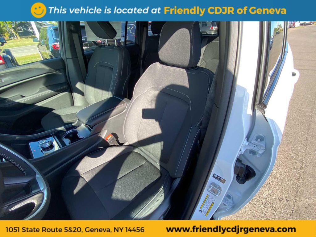 new 2025 Jeep Grand Cherokee car, priced at $42,873