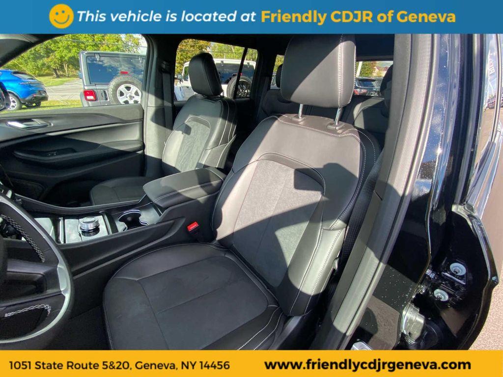 new 2025 Jeep Grand Cherokee car, priced at $45,586