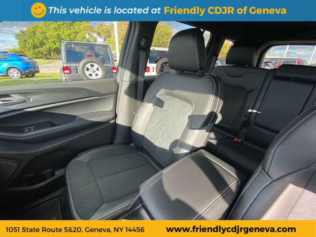 new 2025 Jeep Grand Cherokee car, priced at $45,586