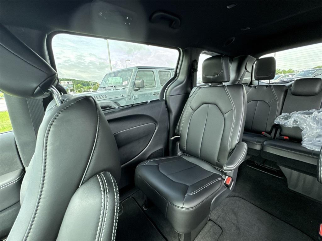 new 2025 Chrysler Pacifica car, priced at $41,752