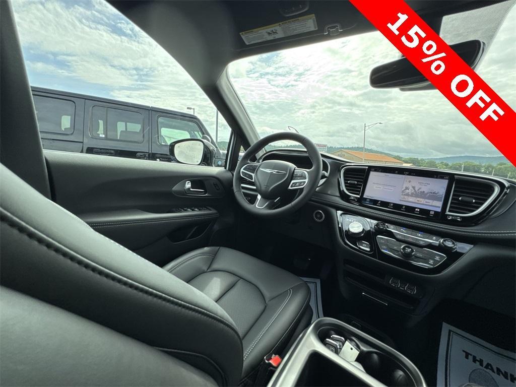 new 2025 Chrysler Pacifica car, priced at $37,778