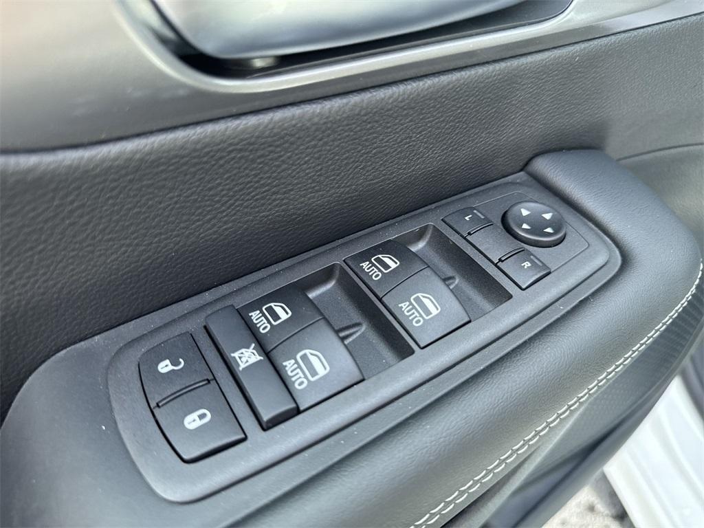 new 2025 Chrysler Pacifica car, priced at $41,752