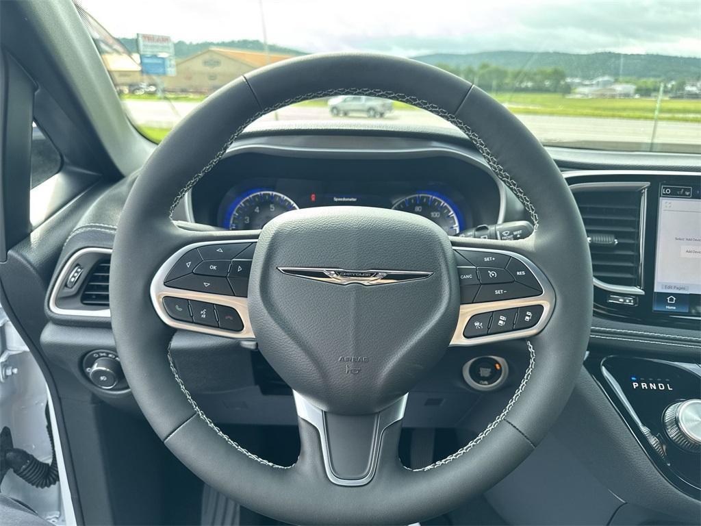 new 2025 Chrysler Pacifica car, priced at $41,752