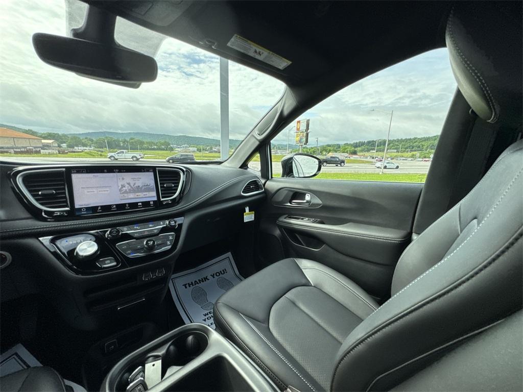 new 2025 Chrysler Pacifica car, priced at $41,752