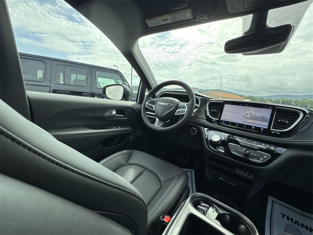 new 2025 Chrysler Pacifica car, priced at $41,752