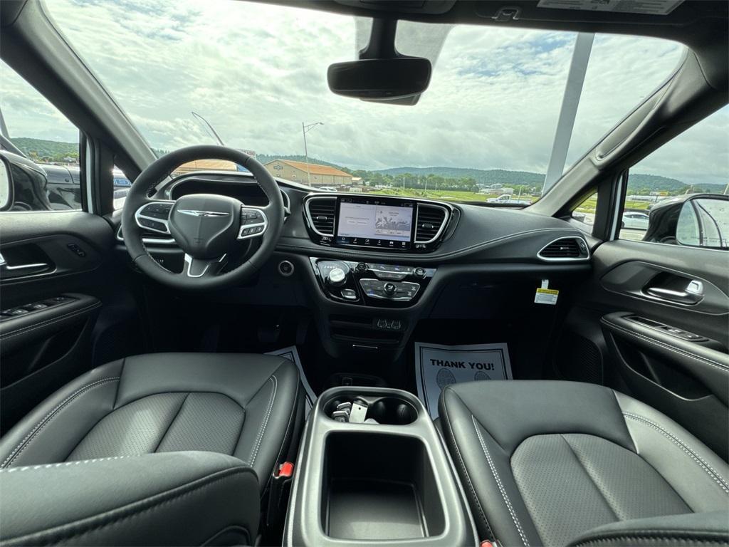 new 2025 Chrysler Pacifica car, priced at $41,752
