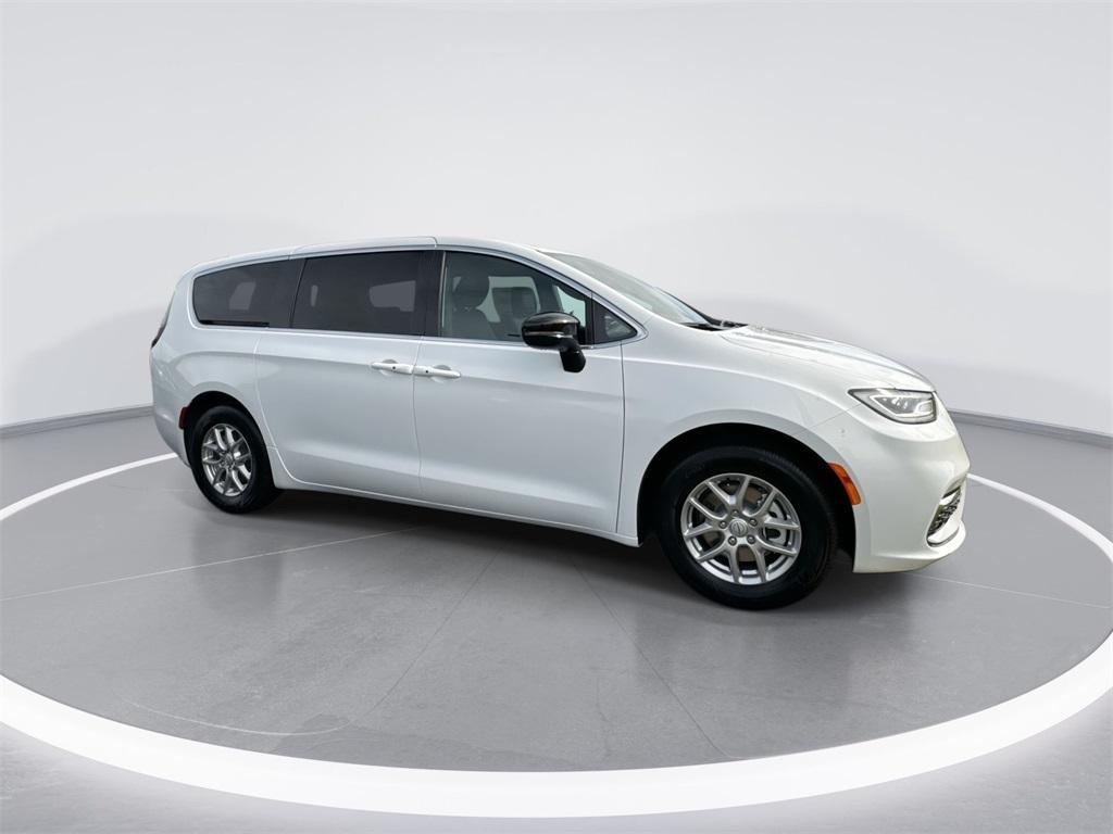 new 2025 Chrysler Pacifica car, priced at $41,752
