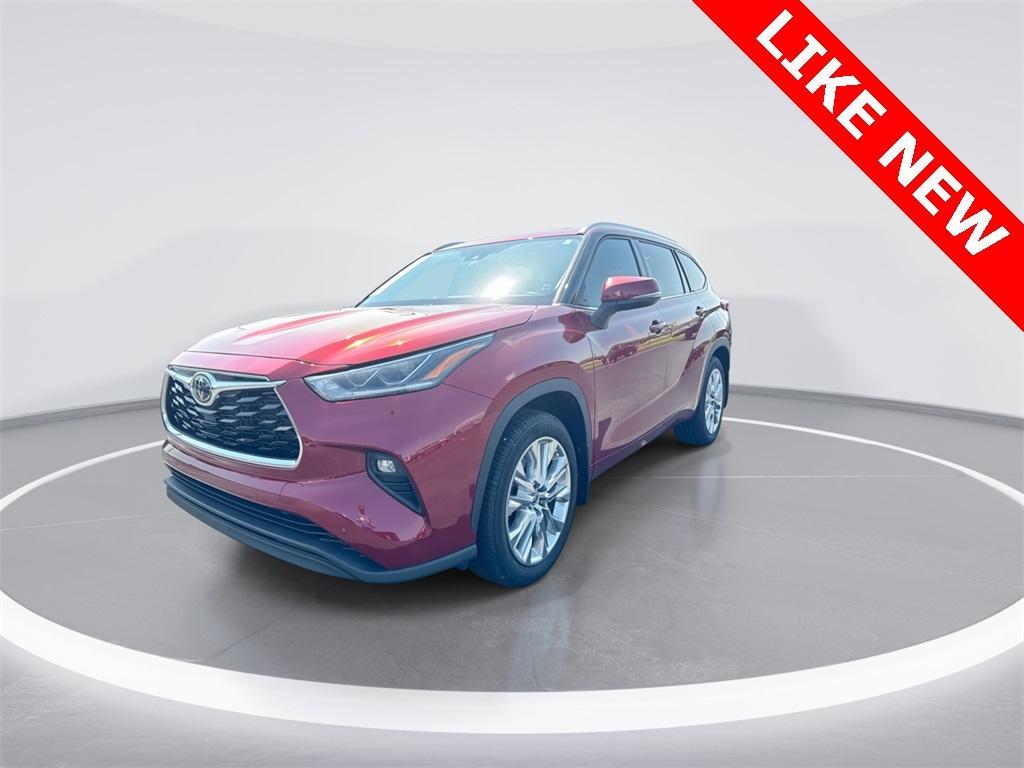 used 2022 Toyota Highlander car, priced at $41,561