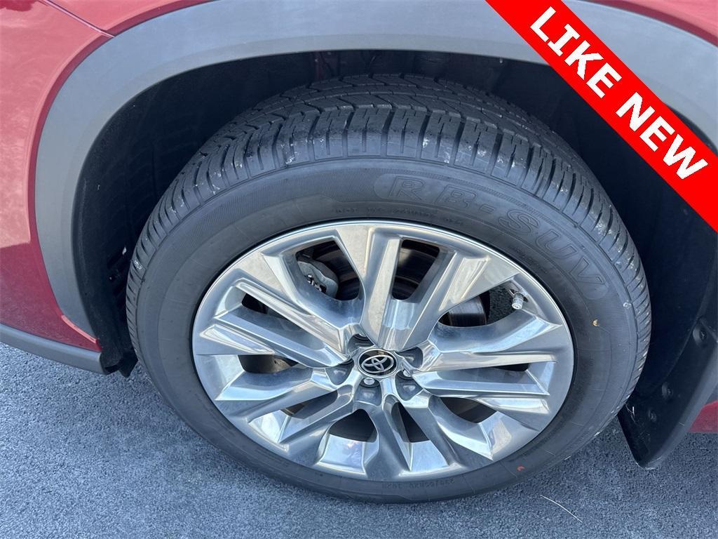 used 2022 Toyota Highlander car, priced at $41,561