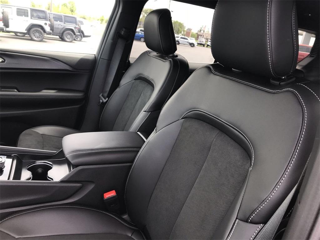 new 2025 Jeep Grand Cherokee L car