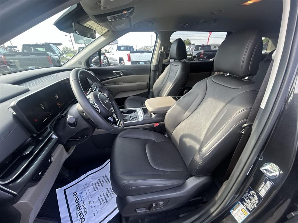 used 2025 Kia Carnival car, priced at $40,160