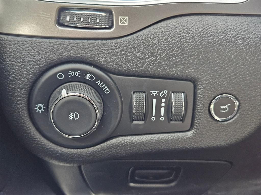 used 2021 Jeep Cherokee car, priced at $22,993