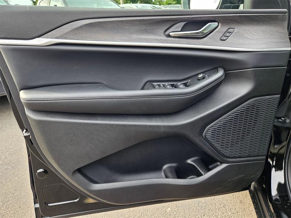 new 2025 Jeep Grand Cherokee car, priced at $39,243