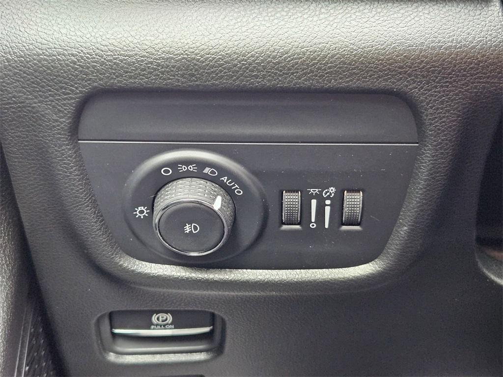 new 2025 Jeep Grand Cherokee car, priced at $39,993