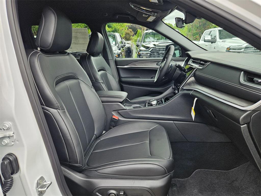 new 2025 Jeep Grand Cherokee car, priced at $39,993