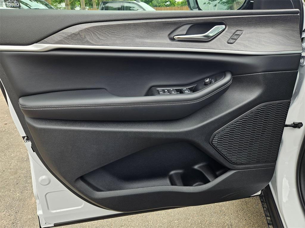 new 2025 Jeep Grand Cherokee car, priced at $39,993