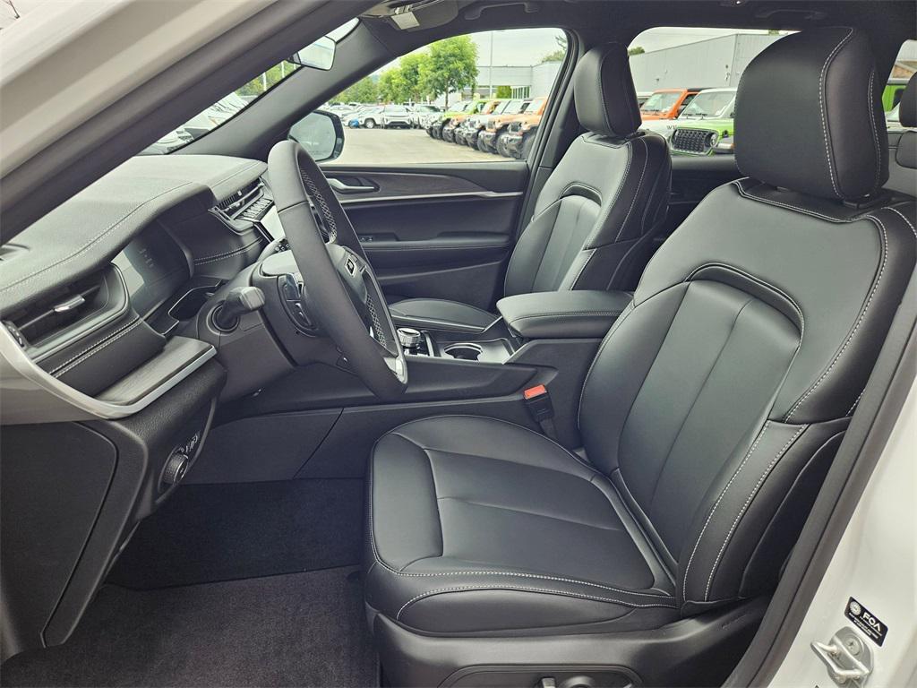 new 2025 Jeep Grand Cherokee car, priced at $39,993