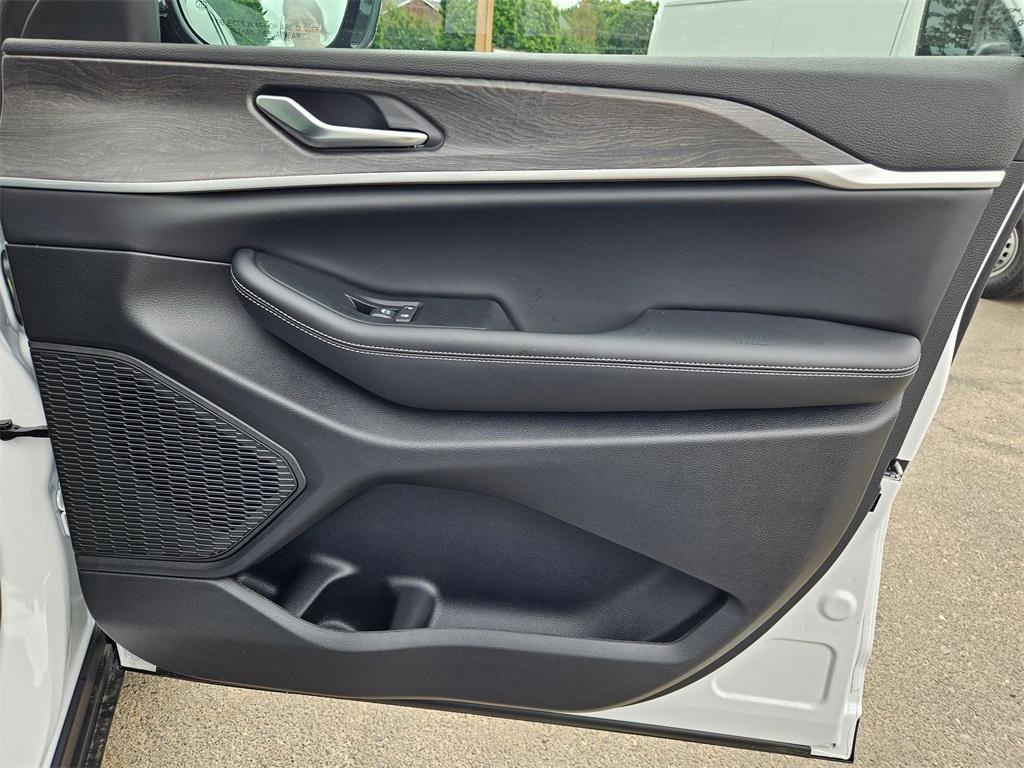 new 2025 Jeep Grand Cherokee car, priced at $39,993