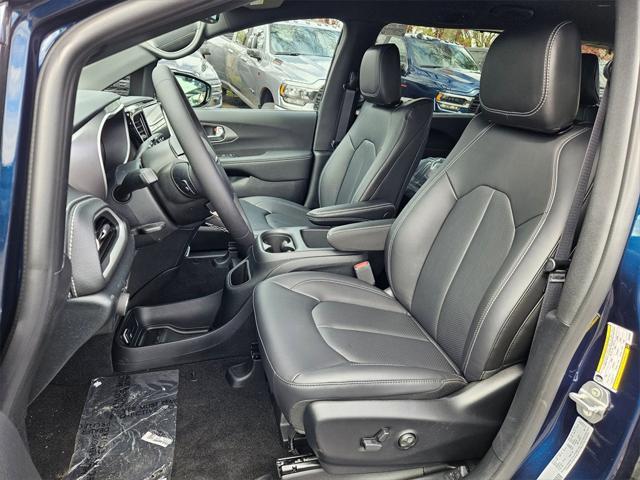 new 2025 Chrysler Pacifica Hybrid car, priced at $41,999