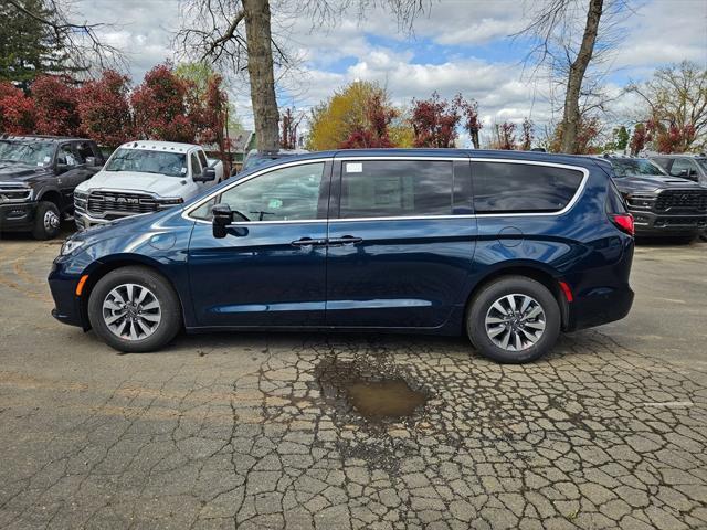 new 2025 Chrysler Pacifica Hybrid car, priced at $41,999