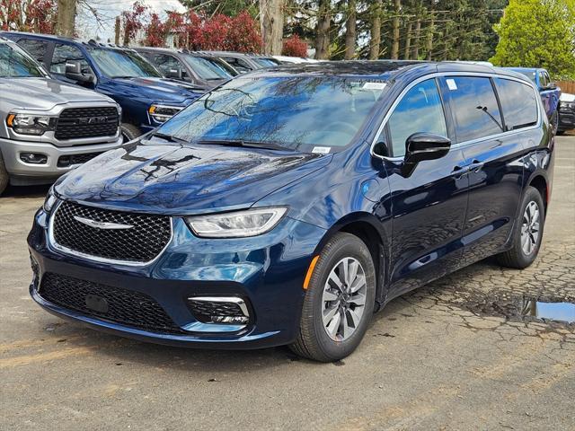 new 2025 Chrysler Pacifica Hybrid car, priced at $41,999