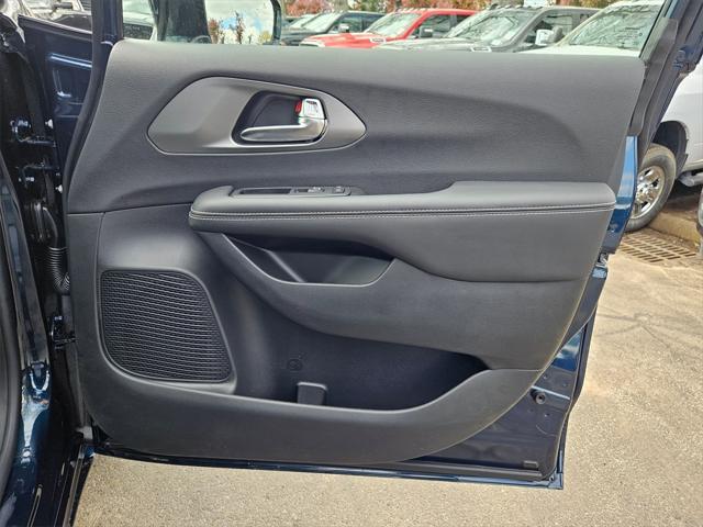 new 2025 Chrysler Pacifica Hybrid car, priced at $41,999
