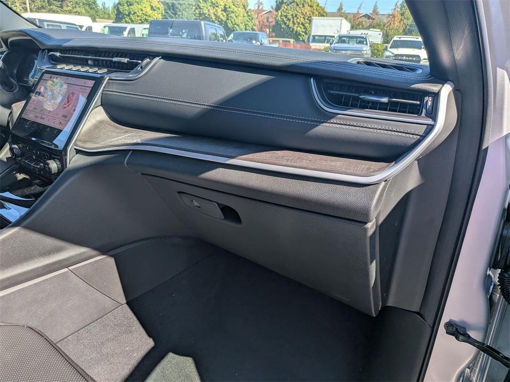 new 2025 Jeep Grand Cherokee car, priced at $45,999