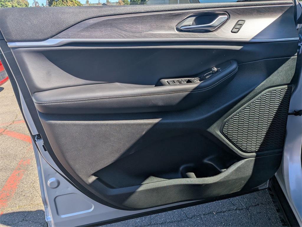 new 2025 Jeep Grand Cherokee car, priced at $45,999