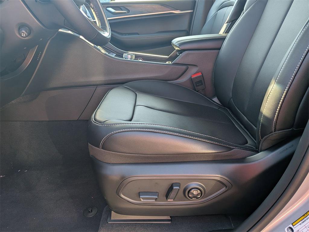 new 2025 Jeep Grand Cherokee car, priced at $45,999