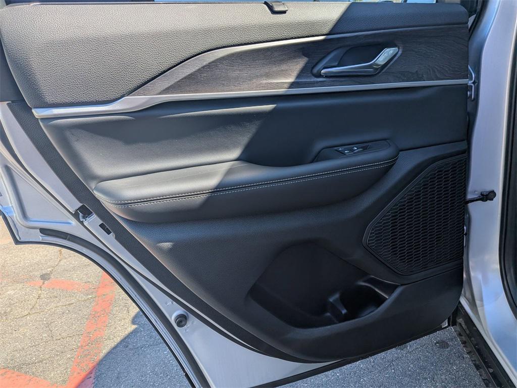 new 2025 Jeep Grand Cherokee car, priced at $45,999