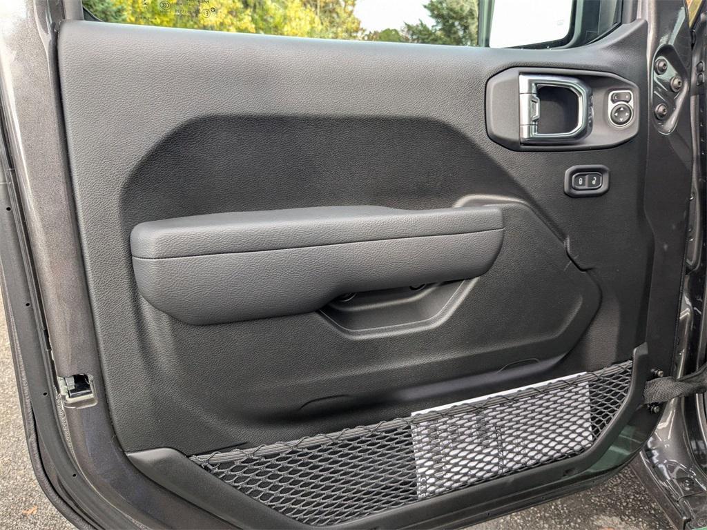 new 2025 Jeep Gladiator car, priced at $38,999