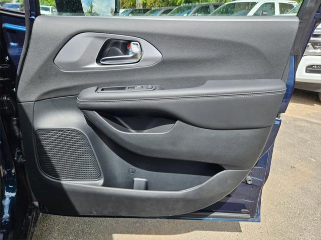 new 2025 Chrysler Pacifica Hybrid car, priced at $45,493