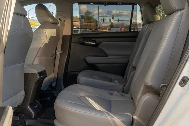 used 2020 Toyota Highlander Hybrid car, priced at $33,350