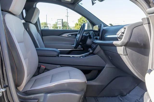 used 2025 Chevrolet Traverse car, priced at $39,900