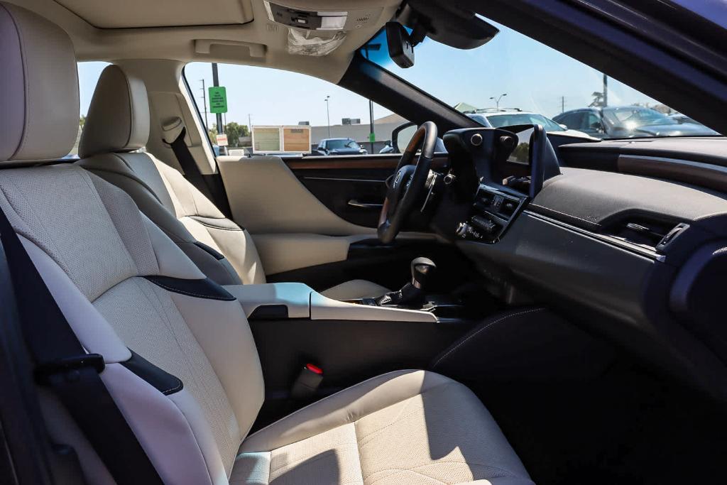 new 2025 Lexus ES 300h car, priced at $56,234