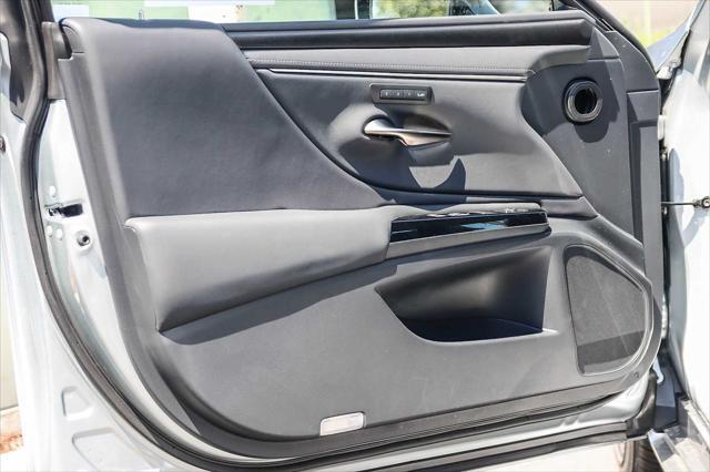 new 2025 Lexus ES 300h car, priced at $50,514