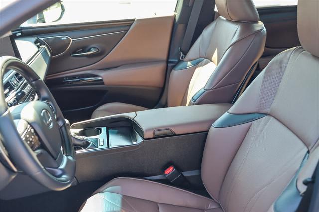 new 2025 Lexus ES 300h car, priced at $57,154
