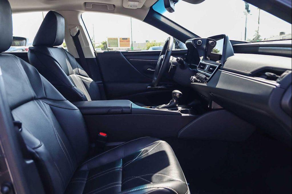 new 2025 Lexus ES 300h car, priced at $57,359