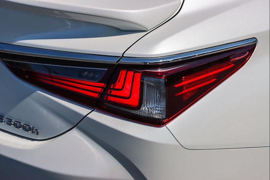 new 2025 Lexus ES 300h car, priced at $57,274