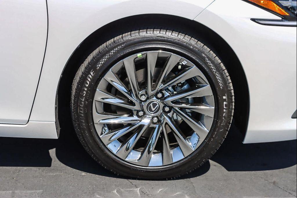 new 2025 Lexus ES 300h car, priced at $57,274
