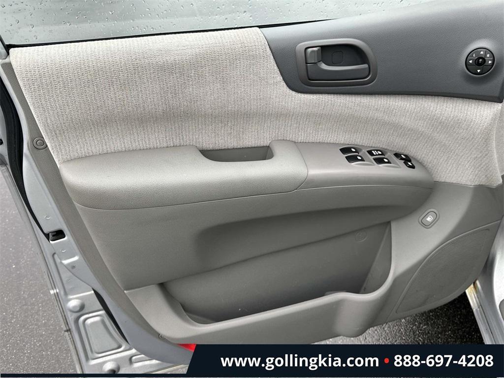 used 2006 Kia Sedona car, priced at $2,555