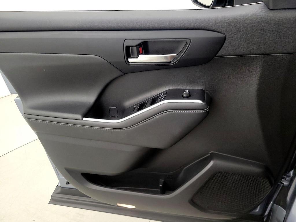 used 2020 Toyota Highlander car, priced at $31,998