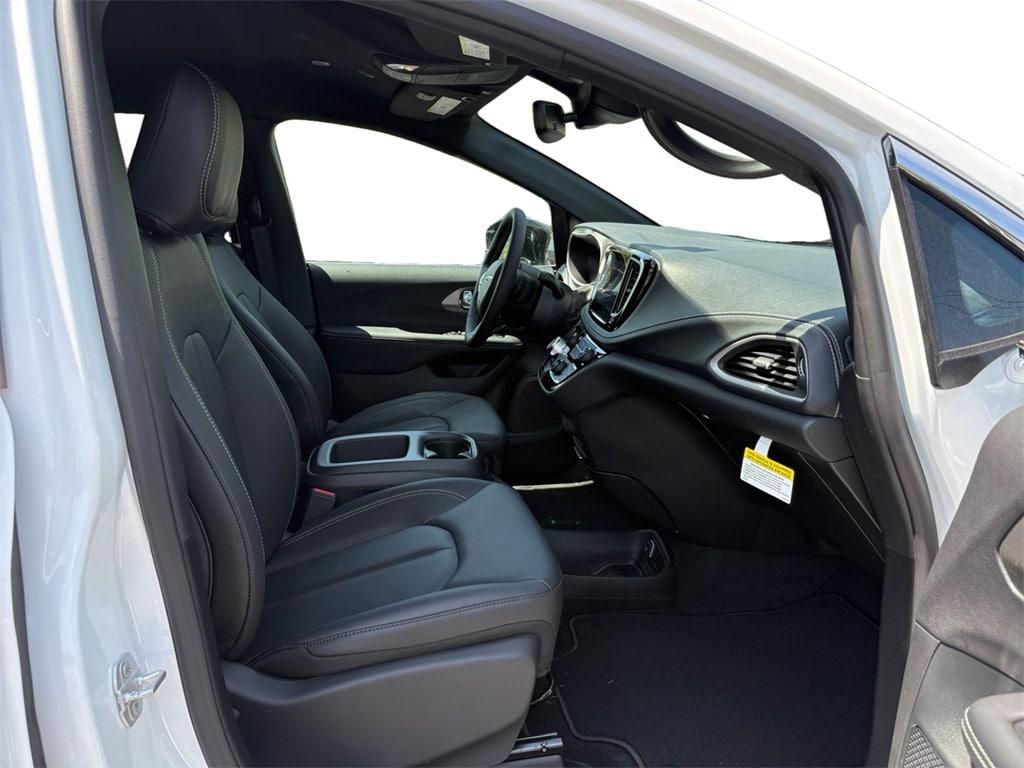 new 2025 Chrysler Pacifica car, priced at $41,752