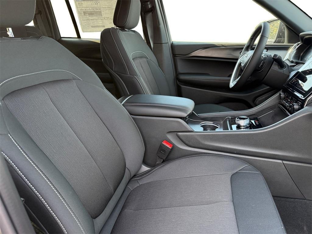 new 2025 Jeep Grand Cherokee car, priced at $41,095