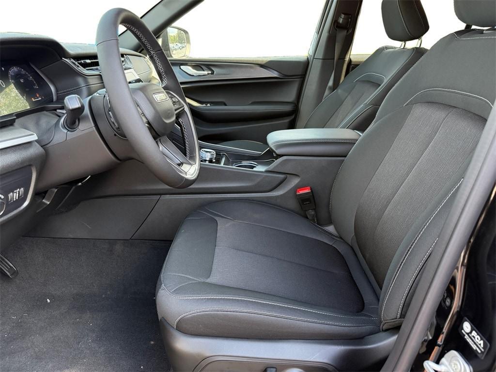 new 2025 Jeep Grand Cherokee car, priced at $41,095
